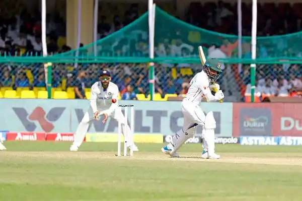 বাংলাদেশ ক্রিকেটাররা মাঠে ব্যাটিং ও ফিল্ডিং করছে. Channel i News - চ্যানেল আই নিউজ