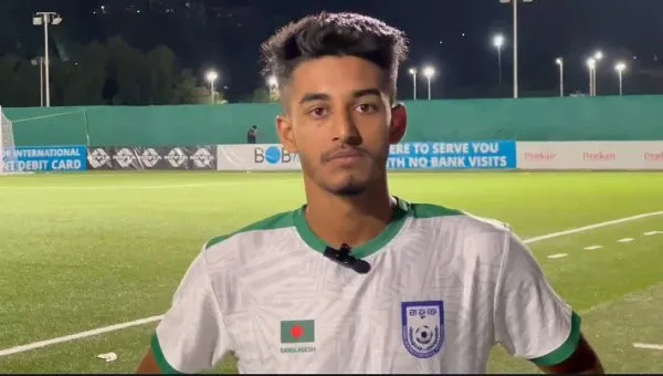 বাংলাদেশের ফুটবল খেলোয়াড় মাঠে প্রস্তুত, আলো ঝলমলে পরিবেশে।. Channel i News - চ্যানেল আই নিউজ