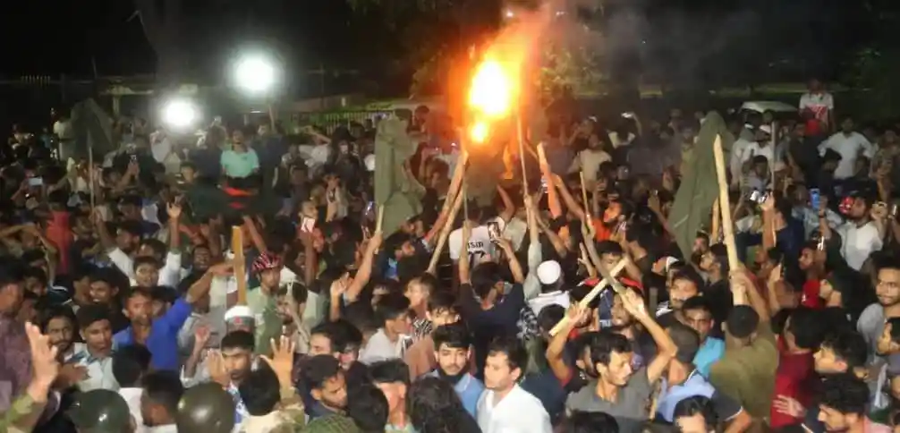 জনতা রাস্তায় বিক্ষোভ করছে, আগুন ও পতাকা হাতে নিয়ে প্রতিবাদ. Channel i News - চ্যানেল আই নিউজ