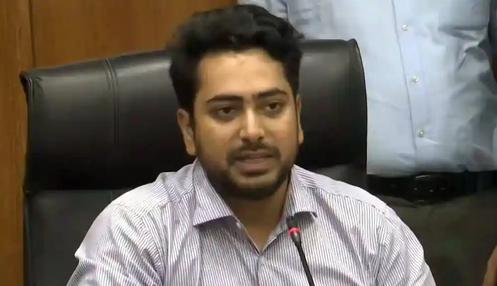 নাহিদ বক্তৃতা দিচ্ছেন, সংবাদ সম্মেলনে অংশগ্রহণকারী. Channel i News - চ্যানেল আই নিউজ