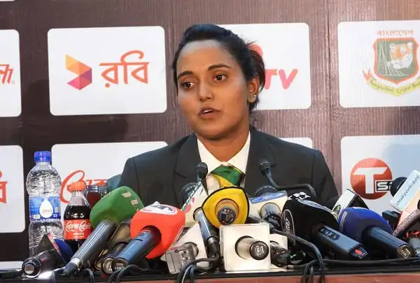 বাংলাদেশের নারী ক্রিকেটার সংবাদ সম্মেলনে বক্তব্য দিচ্ছেন. Channel i News - চ্যানেল আই নিউজ