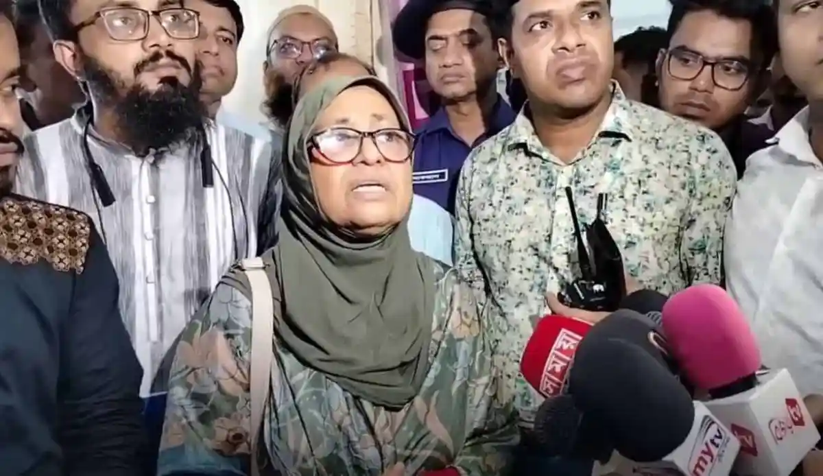 স্বাস্থ্য উপদেষ্টার সঙ্গে সাংবাদিকদের সাক্ষাৎকার, বেশ কয়েকজন উপস্থিত. Channel i News - চ্যানেল আই নিউজ