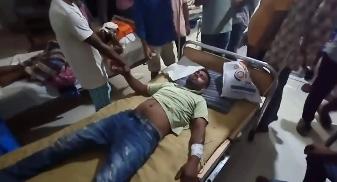 আহত ব্যক্তি হাসপাতালে চিকিৎসাধীন, আহতের পাশে স্বজনরা দাঁড়িয়ে. Channel i News - চ্যানেল আই নিউজ