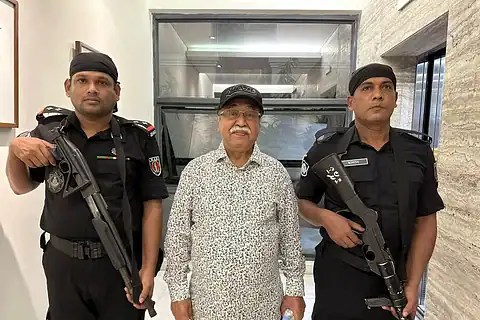 নূরুল মজিদ মাহমুদ পুলিশের নিরাপত্তায়, গ্রেপ্তারি পরোয়ানা. Channel i News - চ্যানেল আই নিউজ
