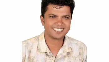 প্রফুল্ল যুবক হাস্যোজ্জ্বল মুখের ছবি, স্বাভাবিক পরিবেশে. Channel i News - চ্যানেল আই নিউজ