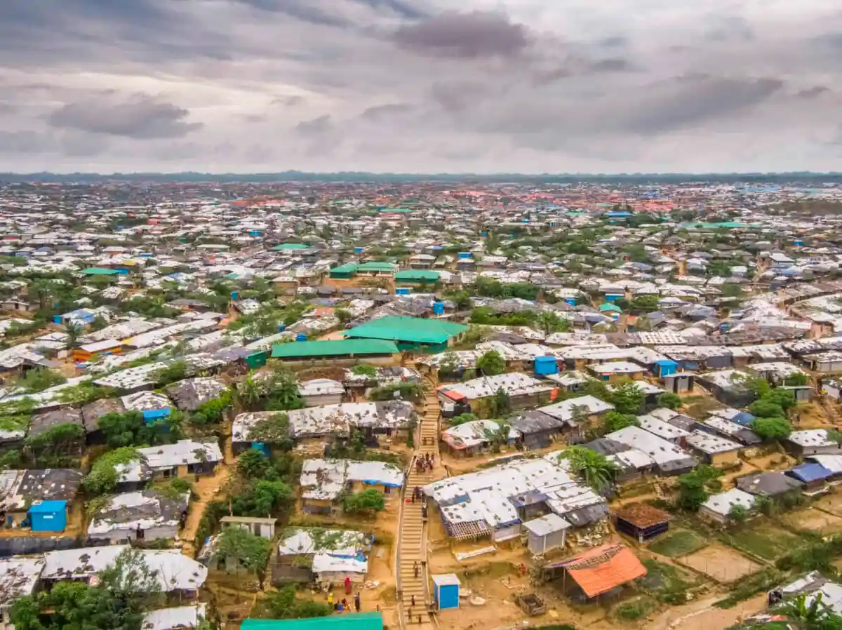 রোহিঙ্গা ক্যাম্পের বিশাল এলাকা, ঝড়ো আকাশের নিচে বসবাসরত মানুষজন. Channel i News - চ্যানেল আই নিউজ
