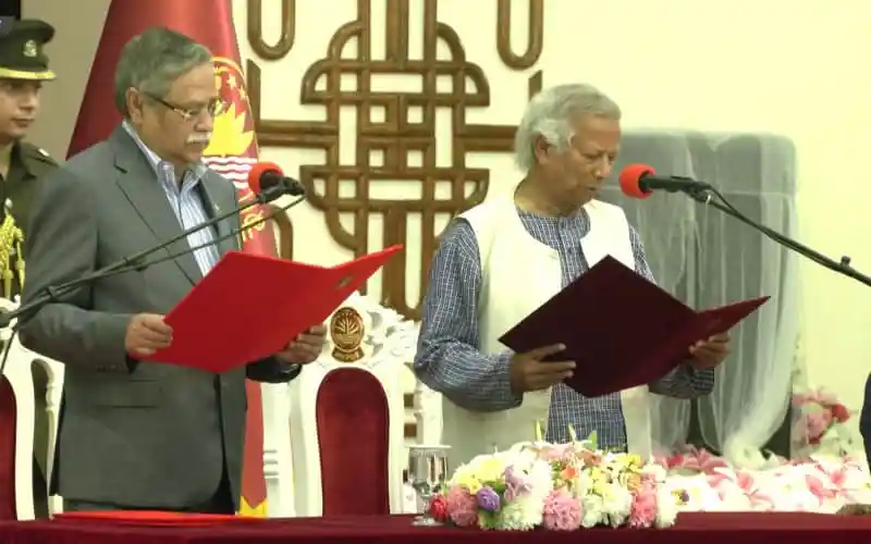 অন্তর্বর্তী সরকারের শপথ গ্রহণের সময় প্রধান অতিথি ও অন্য কর্মকর্তারা. Channel i News - চ্যানেল আই নিউজ