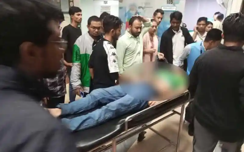 শিক্ষার্থীদের সংঘর্ষে আহত একজন হাসপাতালে নেওয়া হচ্ছে. Channel i News - চ্যানেল আই নিউজ