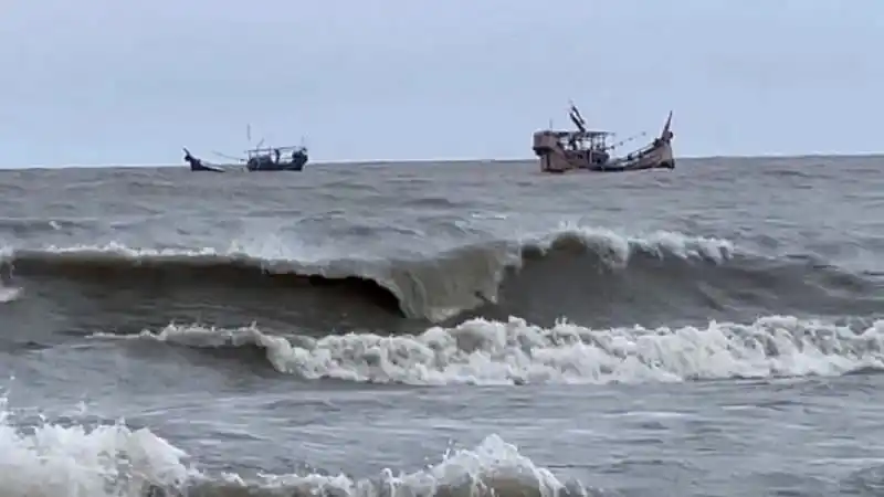 সমুদ্রের ঢেউ ও নৌকা, সতর্ক সংকেতের প্রভাব বোঝানো. Channel i News - চ্যানেল আই নিউজ
