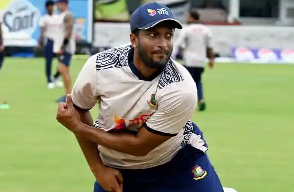 বাংলাদেশ ক্রিকেটার সাকিব আল হাসান মাঠে ব্যাটিং করছেন. Channel i News - চ্যানেল আই নিউজ