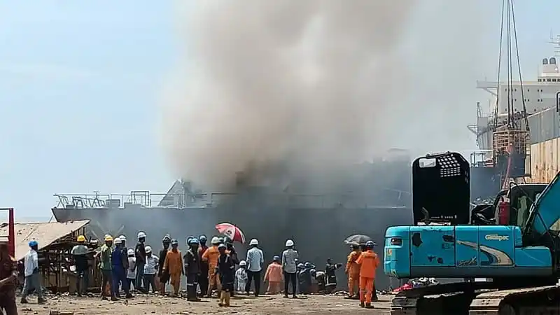 সীতাকুণ্ডে বিস্ফোরণের পর ধোঁয়া ও ক্ষতিগ্রস্ত এলাকা. Channel i News - চ্যানেল আই নিউজ