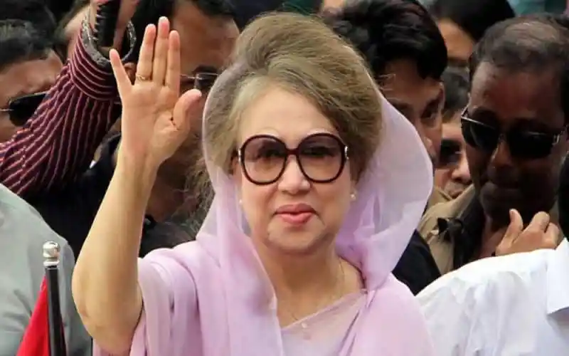 খালেদা জিয়া গণমাধ্যমের সামনে শুভেচ্ছা জানাচ্ছেন. Channel i News - চ্যানেল আই নিউজ