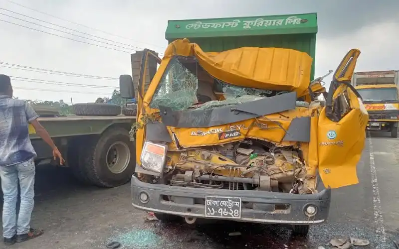 টাঙ্গাইলে দুই কাভার্ডভ্যানের মুখোমুখি সংঘর্ষের ছবি. Channel i News - চ্যানেল আই নিউজ