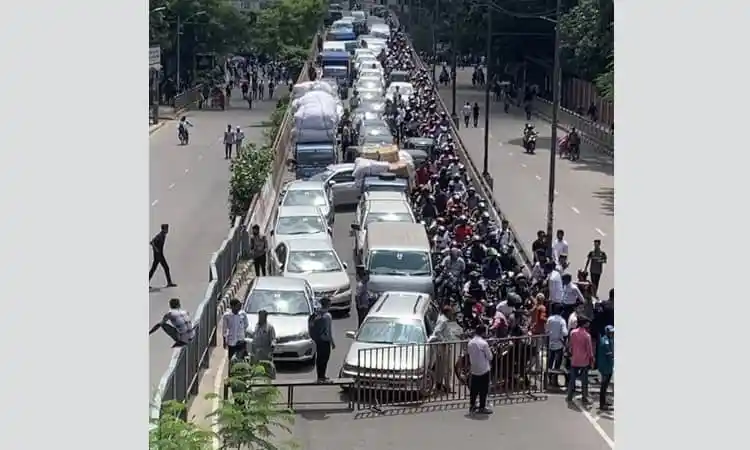 বিক্ষোভকারীরা রাস্তা অবরোধ করে যানবাহন আটকে রেখেছে. Channel i News - চ্যানেল আই নিউজ