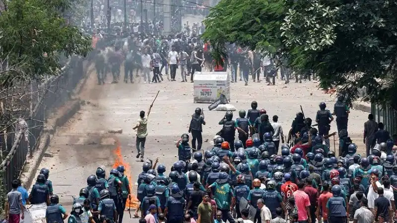 ছাত্র আন্দোলনে সংঘর্ষের সময় পুলিশ ও ছাত্রদের মুখোমুখি. Channel i News - চ্যানেল আই নিউজ