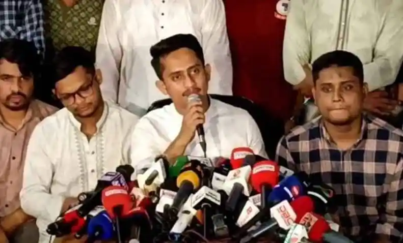 বিক্ষোভকারীরা সংবাদ সম্মেলনে বক্তব্য দিচ্ছেন. Channel i News - চ্যানেল আই নিউজ