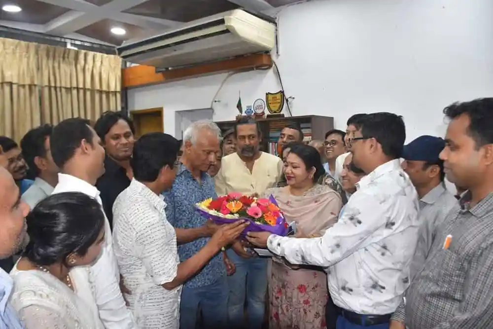 শিল্পকলায় এক ব্যক্তিকে সম্মাননা ও ফুলের তোড়া প্রদান. Channel i News - চ্যানেল আই নিউজ