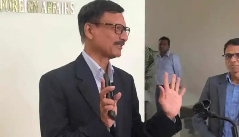 পররাষ্ট্র উপদেষ্টা সাংবাদিকদের সঙ্গে কথা বলছেন, ছবি তোলা হচ্ছে. Channel i News - চ্যানেল আই নিউজ