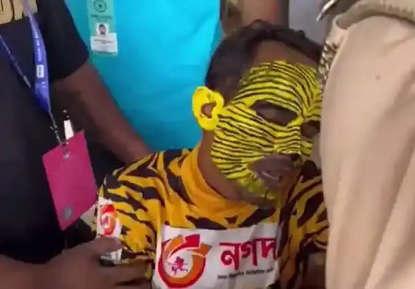 বাংলাদেশের ক্রিকেটার টাইগার রবি দেশে ফিরছেন, তার মুখে ভারতীয় পতাকার রঙের মেকআপ. Channel i News - চ্যানেল আই নিউজ