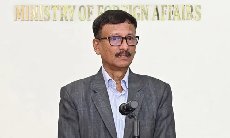 বাংলাদেশের পররাষ্ট্র উপদেষ্টা সাংবাদিকের প্রশ্নের উত্তর দিচ্ছেন।. Channel i News - চ্যানেল আই নিউজ