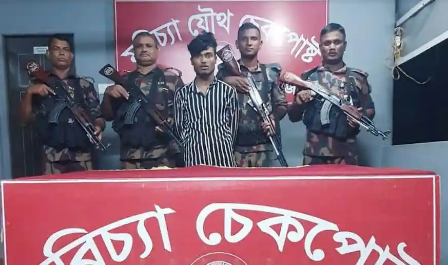 রোহিঙ্গা তরুণের কাছ থেকে ক্রিস্টালমেথসহ আটক পাঁচজন. Channel i News - চ্যানেল আই নিউজ