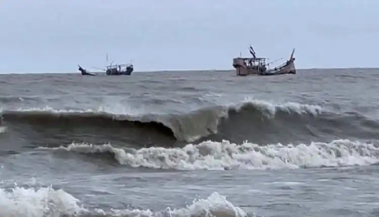 উত্তাল সমুদ্রে ঝড়ের মতো ঢেউ ও নৌকা ভাসছে. Channel i News - চ্যানেল আই নিউজ