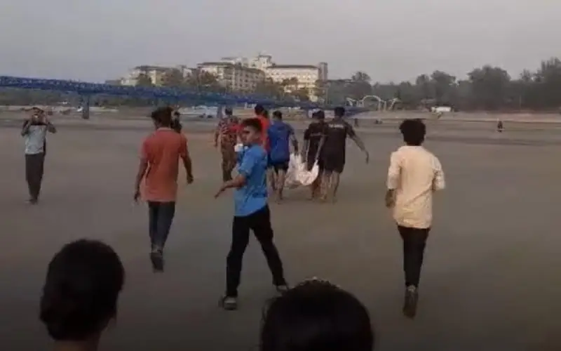সৈকতে পর্যটকরা সাগরে গোসলে নামছে, কক্সবাজারের দৃশ্য. Channel i News - চ্যানেল আই নিউজ