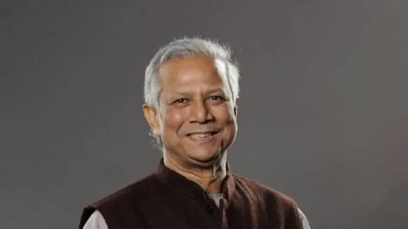 প্রধান উপদেষ্টার হাসিমুখে ছবি, দাপ্তরিক পোশাক পরা. Channel i News - চ্যানেল আই নিউজ
