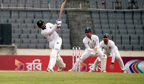 বাংলাদেশি ক্রিকেটাররা মাঠে ব্যাটিং ও ফিল্ডিং করছে. Channel i News - চ্যানেল আই নিউজ