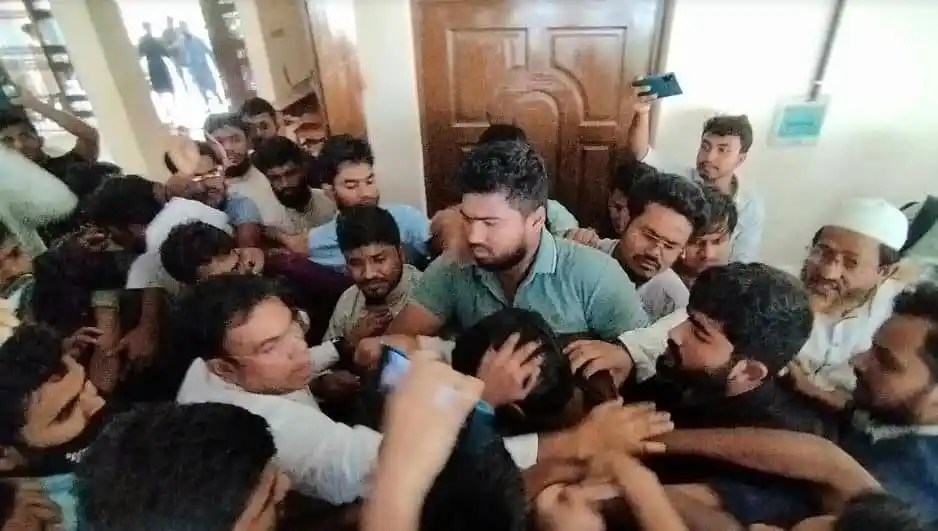 বিশ্ববিদ্যালয় পরীক্ষার সময় ছাত্রলীগ নেতার সঙ্গে ছাত্রদের ঝগড়া. Channel i News - চ্যানেল আই নিউজ