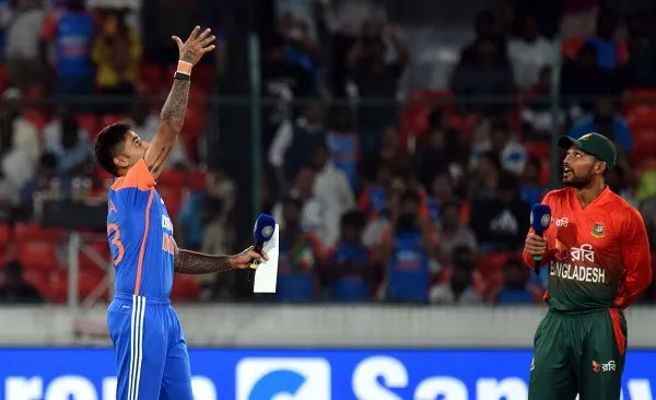 বাংলাদেশের ক্রিকেটাররা মাঠে টসের পর আলোচনা করছে. Channel i News - চ্যানেল আই নিউজ