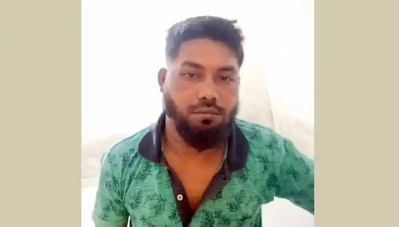 একজন পুরুষের ছবি, কালো চুল ও গা dark ়, সবুজ শার্ট পরা. Channel i News - চ্যানেল আই নিউজ