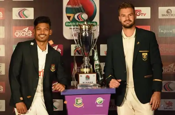 দুই ক্রিকেটার ট্রফির পাশে দাঁড়িয়ে, একটি পুরস্কার ট্রফি দেখাচ্ছে. Channel i News - চ্যানেল আই নিউজ