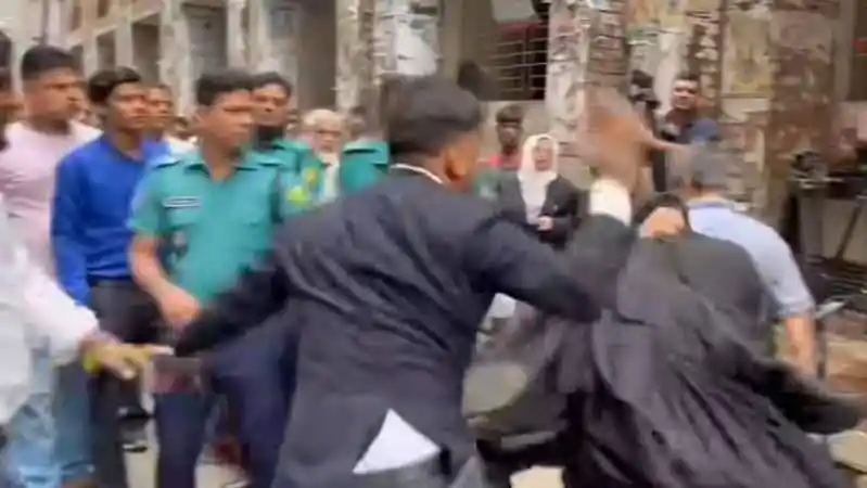 আদালত চত্বরে আইনজীবীর উপর মারধর, জনতার ভিড়. Channel i News - চ্যানেল আই নিউজ