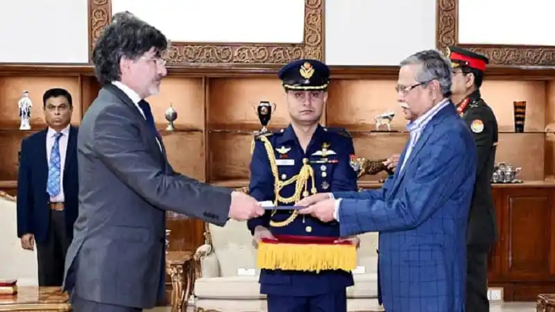 ফ্রান্সের ফুটবল তারকা রাবিও ফুটবল ম্যাচে উদযাপন করছেন. Channel i News - চ্যানেল আই নিউজ