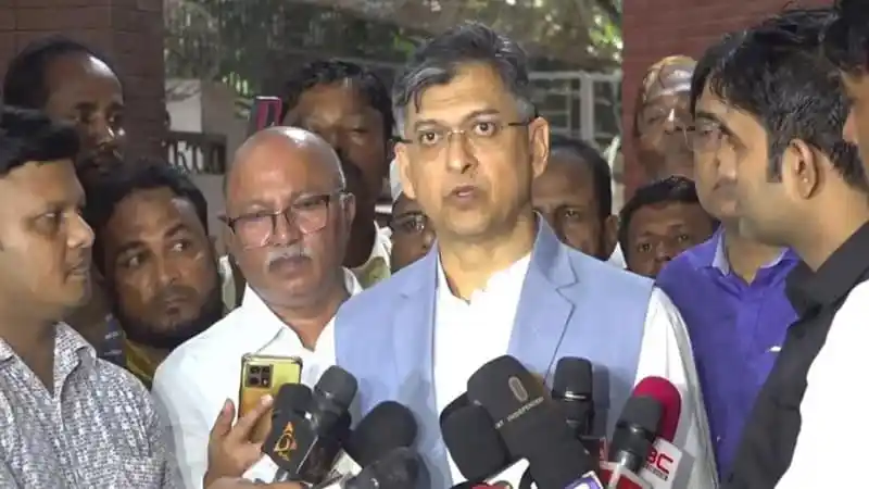 সালাহউদ্দিন আহমেদ সংবাদ সম্মেলনে বক্তব্য দিচ্ছেন. Channel i News - চ্যানেল আই নিউজ