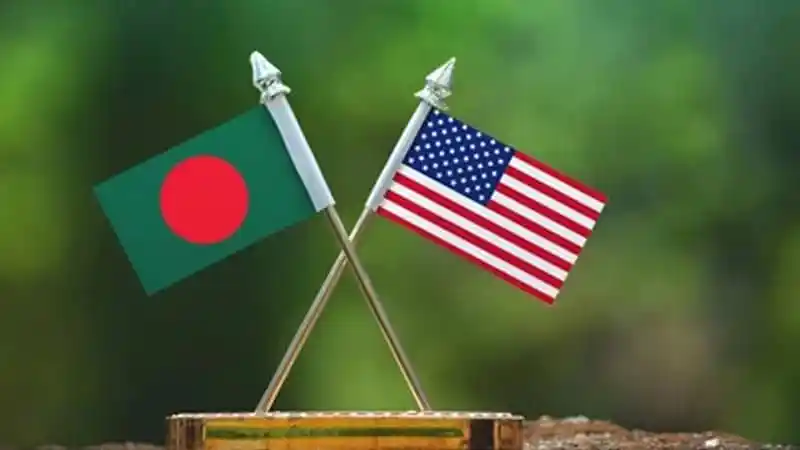 বাংলাদেশ ও যুক্তরাষ্ট্রের পতাকা ক্রস করে দাঁড়িয়ে. Channel i News - চ্যানেল আই নিউজ