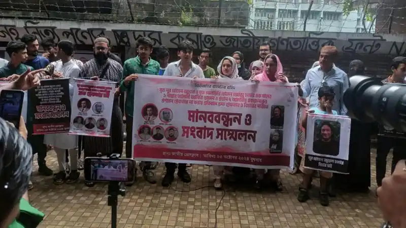 মানববন্ধনে অংশগ্রহণকারীরা জুয়েল হত্যার দ্রুত গ্রেপ্তার ও বিচারের দাবি জানাচ্ছেন. Channel i News - চ্যানেল আই নিউজ