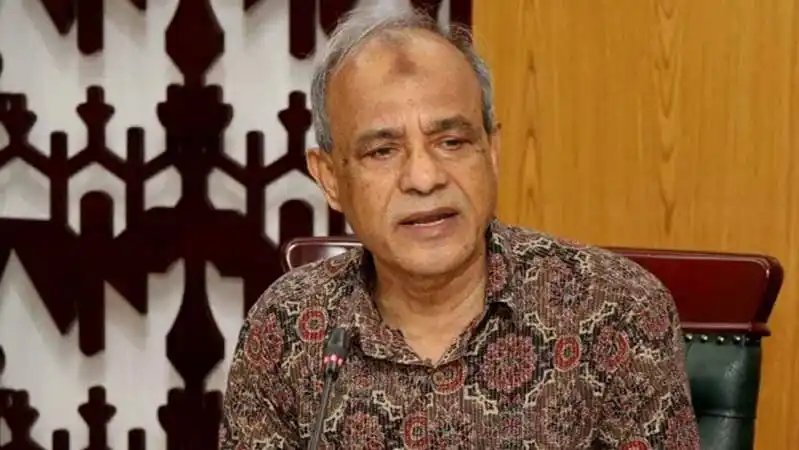 স্বরাষ্ট্র উপদেষ্টা সাংবাদিকদের প্রশ্নের উত্তর দিচ্ছেন. Channel i News - চ্যানেল আই নিউজ