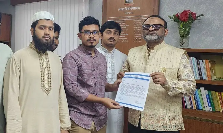 ঢাবি ছাত্রশিবিরের সদস্যরা উপাচার্যকে স্মারকলিপি প্রদান করছে. Channel i News - চ্যানেল আই নিউজ