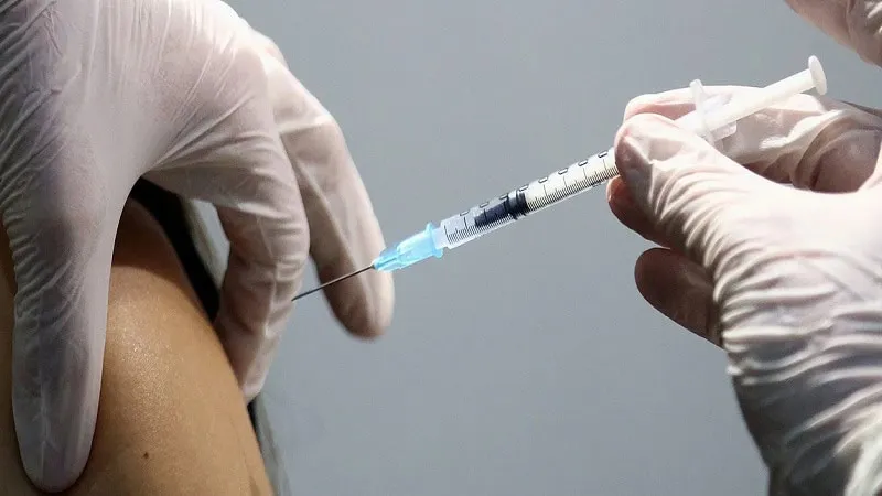স্বাস্থ্যকর্মী HPV টিকা দিচ্ছেন, দেশের স্বাস্থ্যসেবা উন্নতির লক্ষ্যে. Channel i News - চ্যানেল আই নিউজ