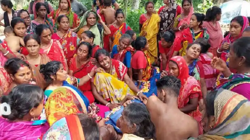 বিলে মাছ ধরতে গিয়ে ডোঙ্গা ডুবে দুই প্রতিবেশীর মৃত্যু. Channel i News - চ্যানেল আই নিউজ