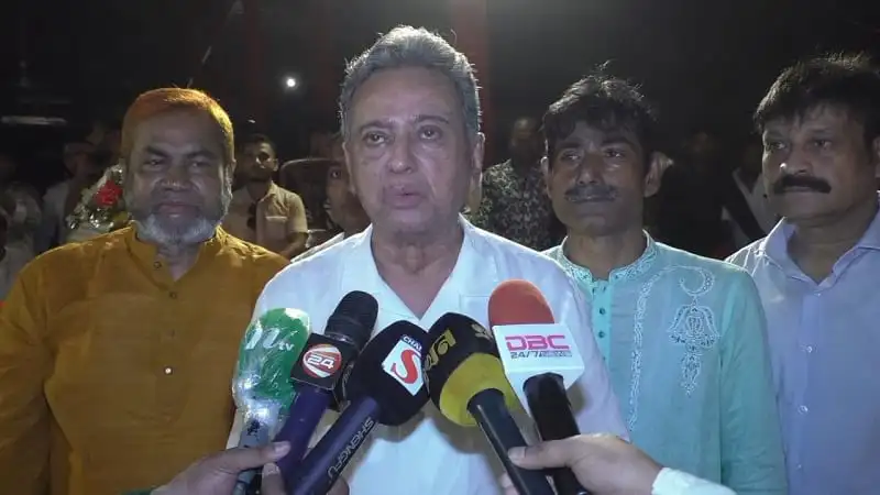 আমীর খসরু সংবাদ সম্মেলনে বক্তব্য দিচ্ছেন, চারজন উপস্থিত. Channel i News - চ্যানেল আই নিউজ