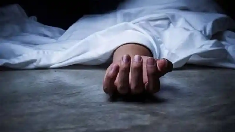অচেতন ব্যক্তির হাত মেঝেতে পড়ে আছে. Channel i News - চ্যানেল আই নিউজ