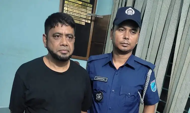 পুলিশের সঙ্গে গ্রেপ্তারকৃত পাগলা হামিদ ও একজন ব্যক্তি. Channel i News - চ্যানেল আই নিউজ