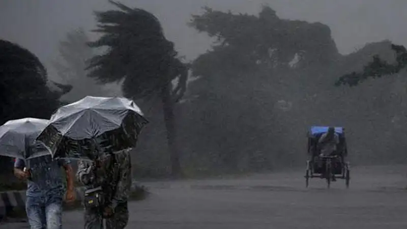 ঢাকাসহ বিভিন্ন জেলায় ঝড়ের সময় মানুষ umbrellas ব্যবহার করছে. Channel i News - চ্যানেল আই নিউজ