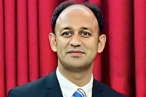 ব্যারিস্টার সুমনকে দেখা যাচ্ছে, তিনি একজন বাংলাদেশি আইনজীবী. Channel i News - চ্যানেল আই নিউজ