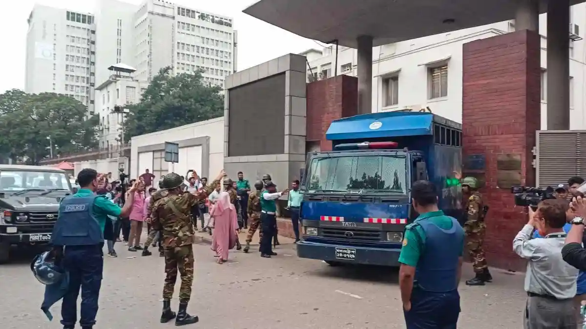 বিক্ষোভকারীদের সঙ্গে পুলিশ ও সেনা সদস্যরা, ঢাকা শহরে. Channel i News - চ্যানেল আই নিউজ