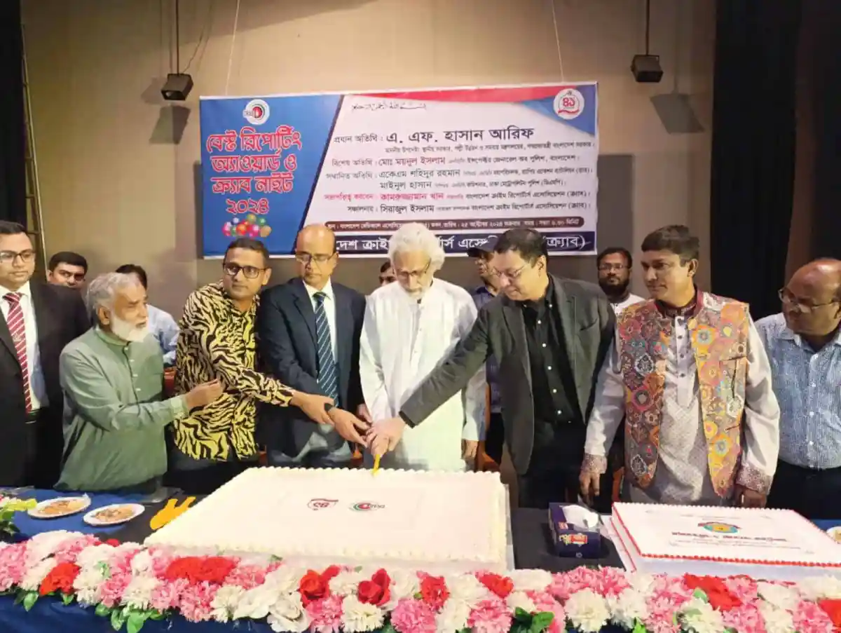 প্রধান অতিথি ও অতিথিরা কেক কেটে অনুষ্ঠানের সূচনা করছেন. Channel i News - চ্যানেল আই নিউজ