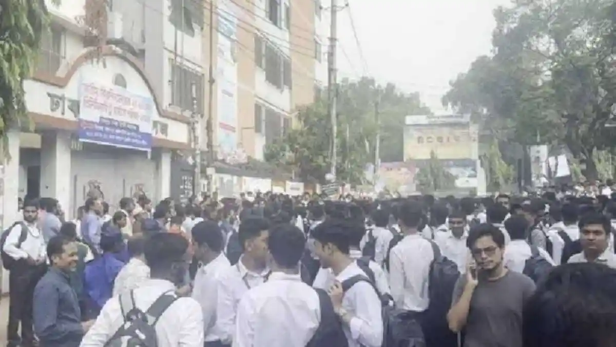 রাজধানীতে সড়ক অবরোধ করে সিটি কলেজের শিক্ষার্থীদের বিক্ষোভ. Channel i News - চ্যানেল আই নিউজ